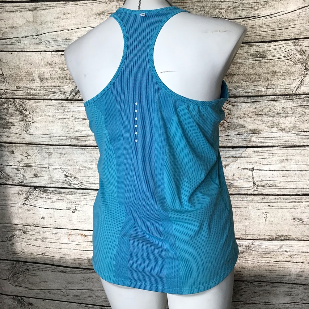 nike dri fit blue tank top size XL. 


Pit to pit approx:  20 inches - Picture 4 of 7